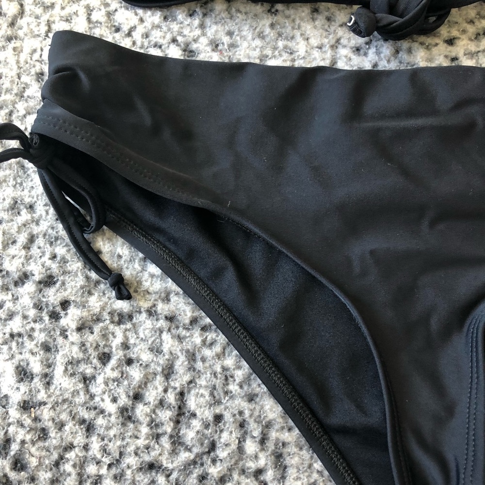 Black Bikini - Picture 3 of 4